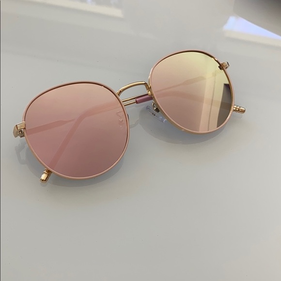 Sunglasses with case - Picture 8 of 9